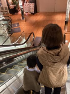 共働き家庭の強い味方【パワーディ・アカデミー】 実体験が子供を育む 第二弾 師走の百貨店へお出掛け